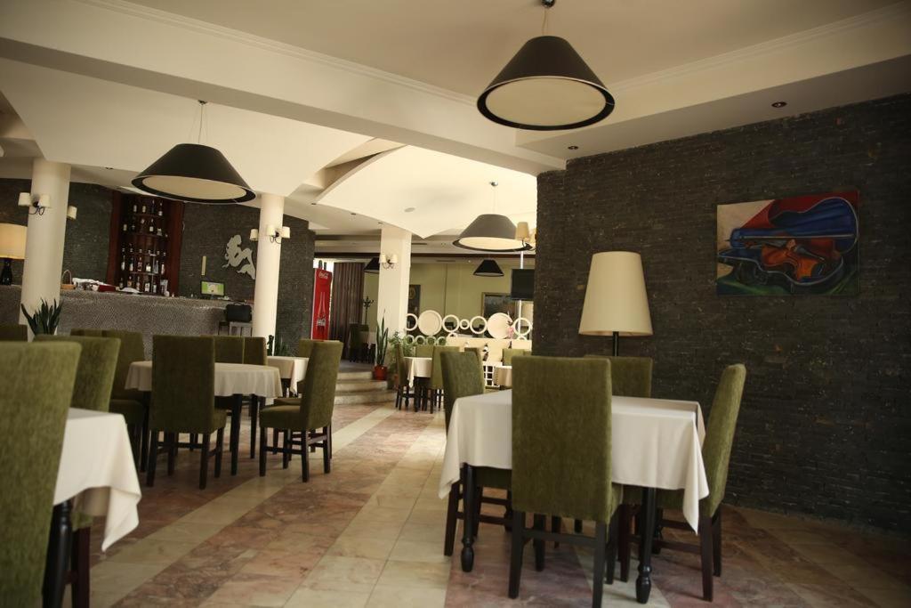 Sirena Hotel Tushemisht Ngoại thất bức ảnh