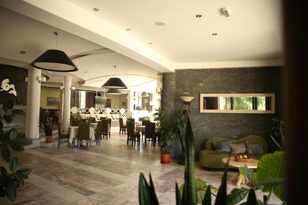 Sirena Hotel Tushemisht Ngoại thất bức ảnh