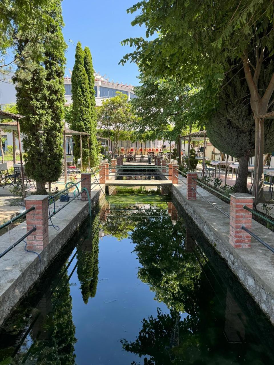Sirena Hotel Tushemisht Ngoại thất bức ảnh