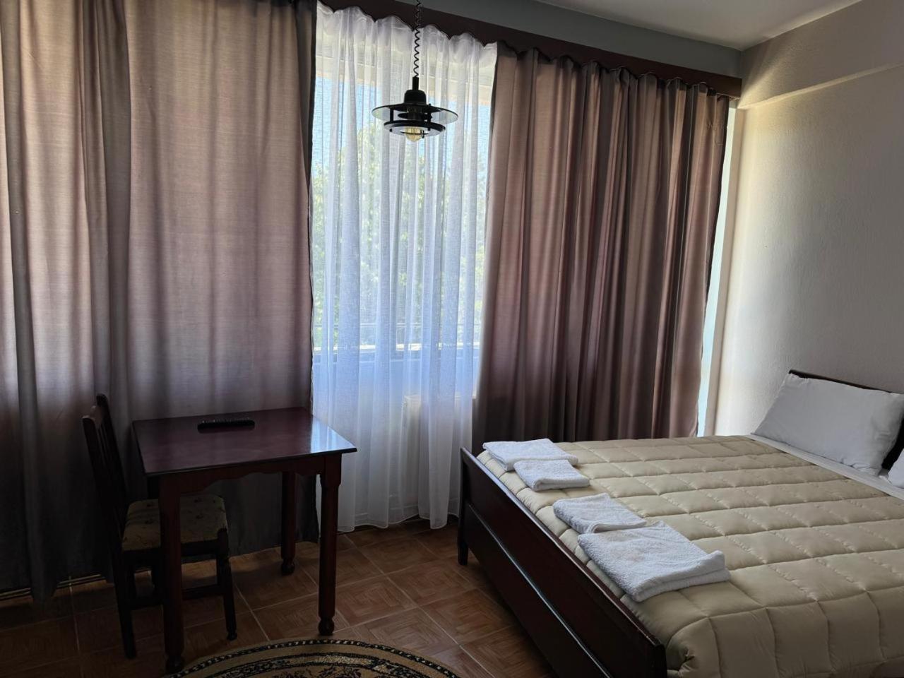 Sirena Hotel Tushemisht Ngoại thất bức ảnh