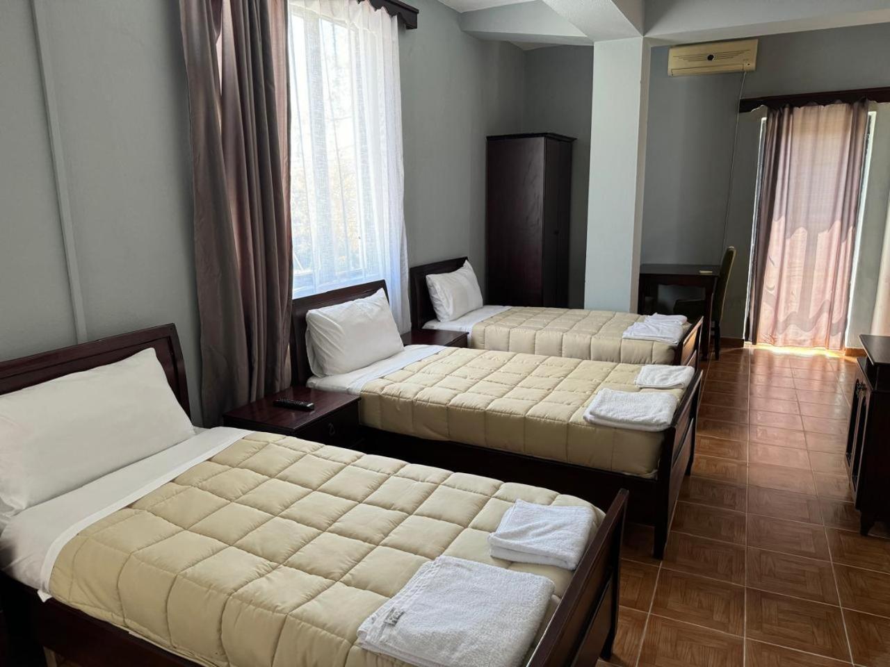 Sirena Hotel Tushemisht Ngoại thất bức ảnh