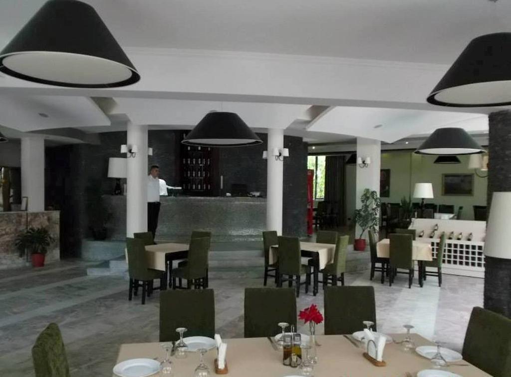 Sirena Hotel Tushemisht Ngoại thất bức ảnh