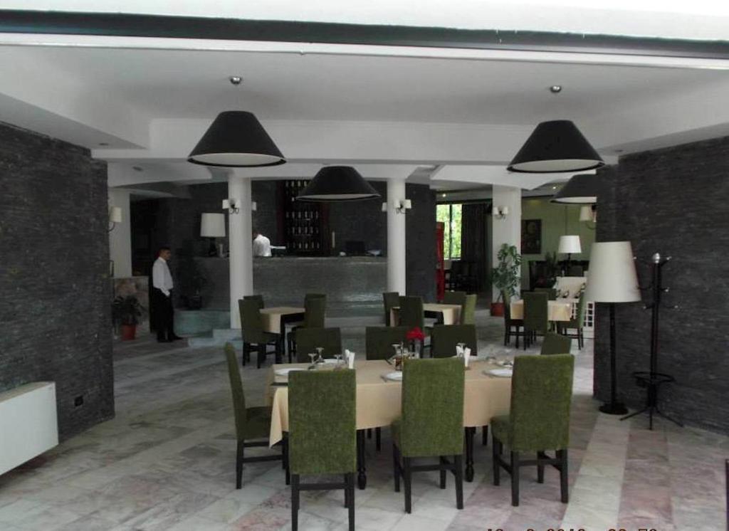 Sirena Hotel Tushemisht Ngoại thất bức ảnh