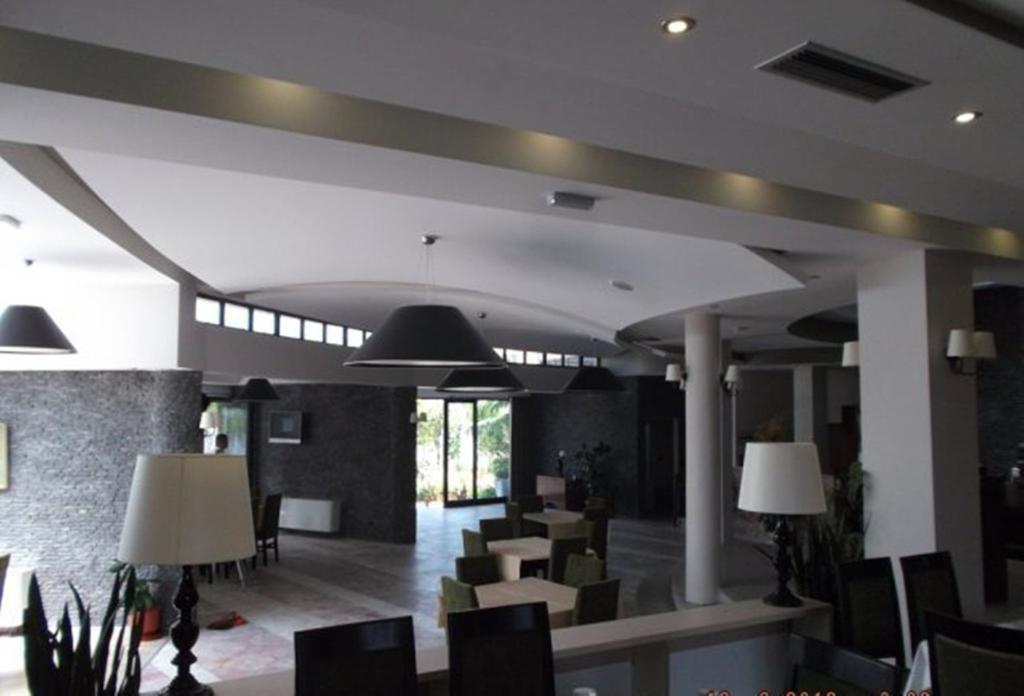 Sirena Hotel Tushemisht Ngoại thất bức ảnh