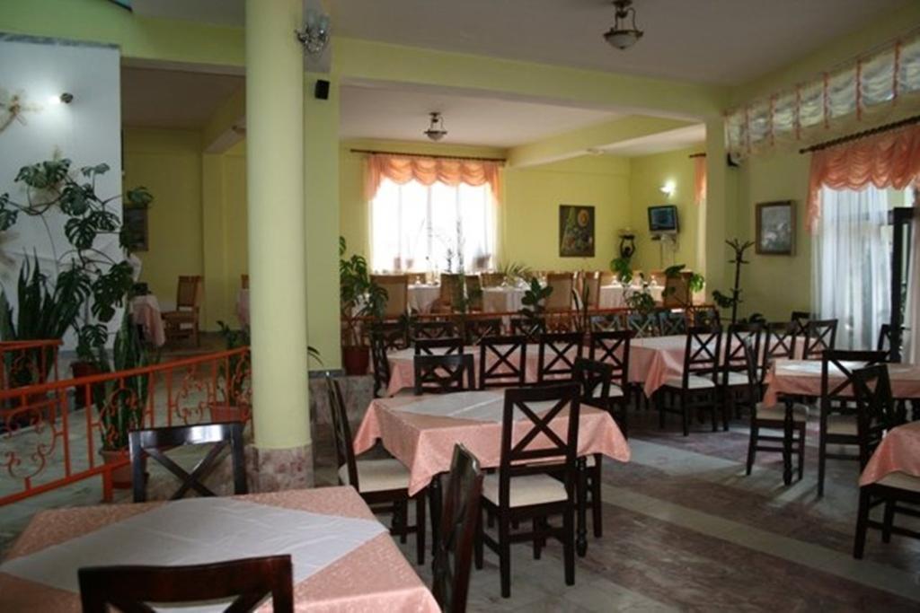 Sirena Hotel Tushemisht Ngoại thất bức ảnh