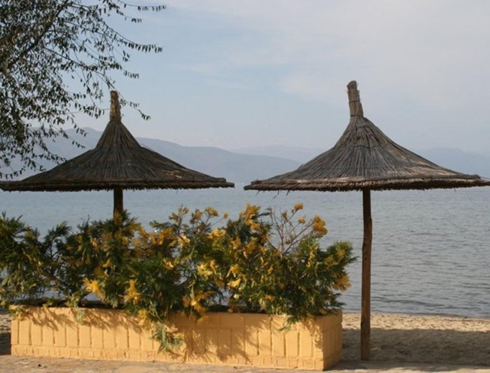 Sirena Hotel Tushemisht Ngoại thất bức ảnh