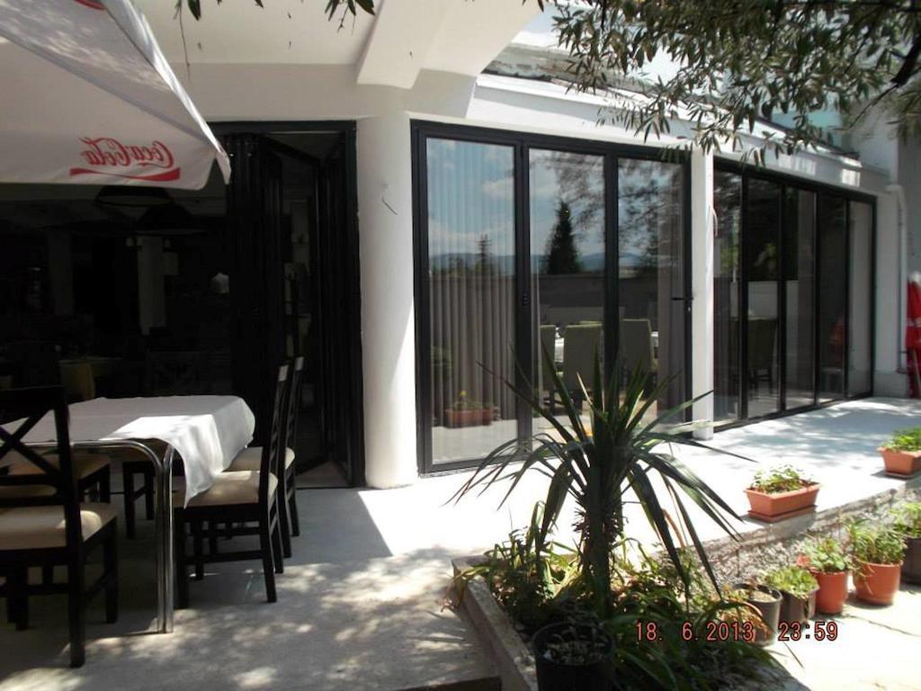 Sirena Hotel Tushemisht Ngoại thất bức ảnh